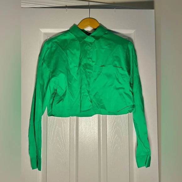 Cropped long sleeve green button up - Picture 1 of 1